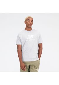 Koszulka męska New Balance MT31541AG – szara. Kolor: szary. Materiał: bawełna, materiał, poliester. Długość rękawa: krótki rękaw. Długość: krótkie. Wzór: napisy
