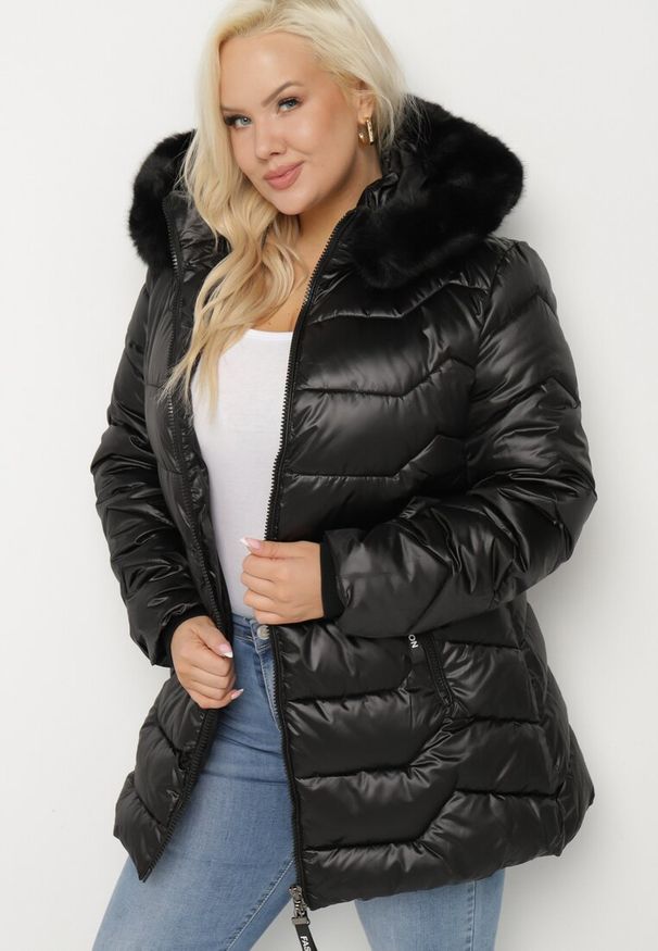 Born2be - Czarna Kurtka z Pikowanymi Przeszyciami i Odpinanym Futerkiem przy Kapturze Vensie. Okazja: na co dzień. Kolekcja: plus size. Kolor: czarny. Materiał: futro. Styl: elegancki, casual, klasyczny