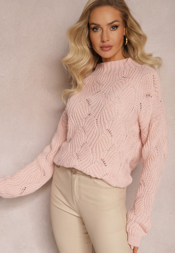 Renee - Różowy Sweter Oversize z Ozdobnym Splotem Boeda. Kolor: różowy. Wzór: ze splotem