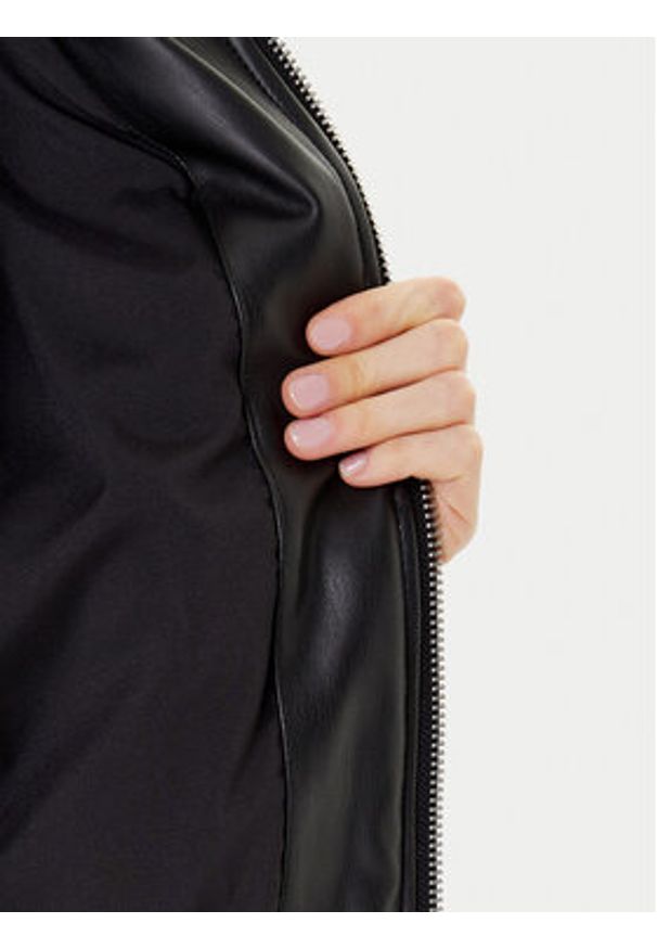 Guess Kurtka z imitacji skóry W5YL06 WE480 Czarny Regular Fit. Kolor: czarny. Materiał: skóra