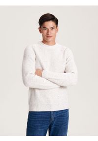 Reserved - Sweter z dekoracyjnym splotem - złamana biel. Materiał: dzianina, bawełna. Wzór: ze splotem