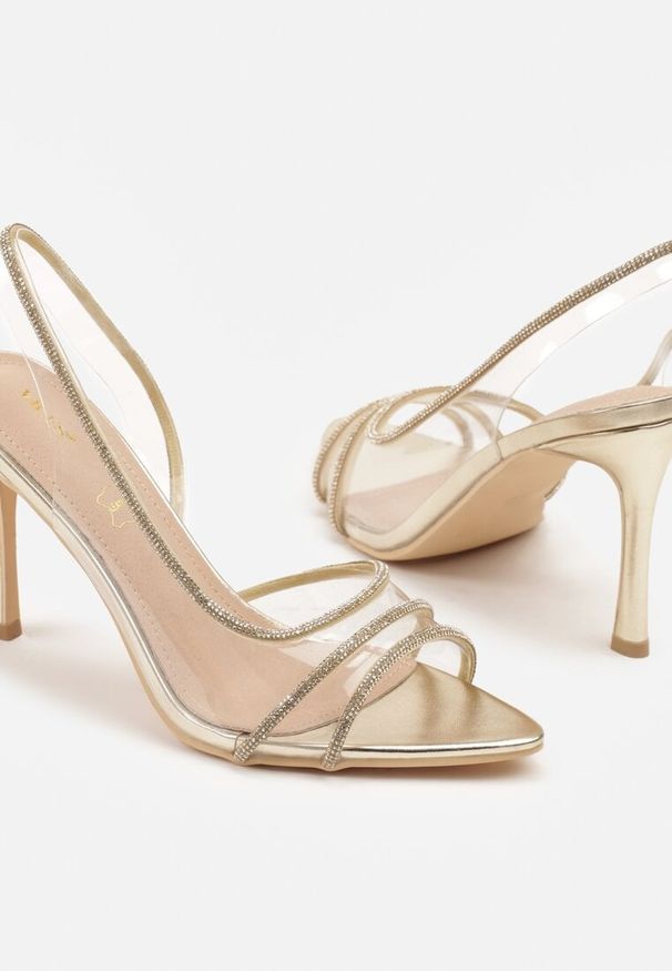 Born2be - Złote Sandały Vices na Szpilce ze Skórzaną Wkładką Ozdobione Cyrkoniami Ovilona. Okazja: na ślub cywilny, na imprezę, na wesele. Kolor: złoty. Materiał: skóra. Wzór: aplikacja. Obcas: na szpilce