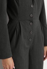 Born2be - Ciemnoszary Garniturowy Kombinezon z Wiskozą z Szerokimi Nogawkami i Zapięciem na Guziki Avaline. Okazja: na spotkanie biznesowe. Kolor: szary. Materiał: wiskoza. Styl: biznesowy, elegancki, sportowy, klasyczny #5