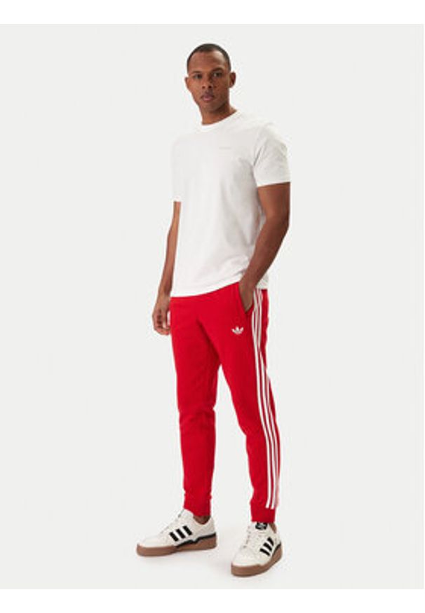 Adidas - adidas Spodnie dresowe 3-Stripes KE3560 Czerwony Slim Fit. Kolor: czerwony. Materiał: syntetyk