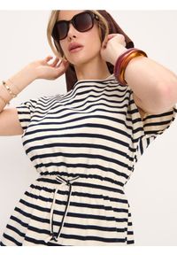 Sinsay - Bawełniana sukienka mini w paski z krótkim rękawem - wielobarwny. Materiał: bawełna. Długość rękawa: krótki rękaw. Wzór: paski. Długość: mini #1