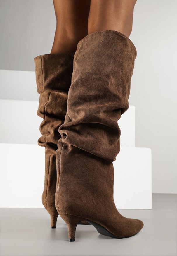 Born2be - Brązowe Marszczone Kozaki na Obcasie Typu Kaczuszka Alevitte. Okazja: na co dzień. Zapięcie: bez zapięcia. Kolor: brązowy. Materiał: jeans. Obcas: na obcasie. Styl: casual, elegancki. Wysokość obcasa: średni