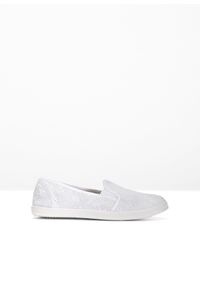 bonprix - Buty wsuwane z ażurowanym haftem. Zapięcie: bez zapięcia. Kolor: biały. Wzór: haft #1