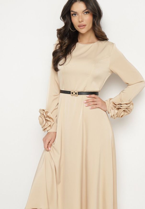 Born2be - Beżowa Sukienka Wieczorowa Ozdobiona Paskiem i Kwiatami 3D Temarita. Kolor: beżowy. Wzór: aplikacja, kwiaty. Styl: wizytowy