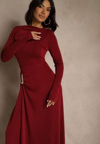 Renee - Bordowa Sukienka Koktajlowa z Marszczeniem i Metaliczną Ozdobą Retanda. Okazja: na randkę, na spotkanie biznesowe, do pracy, na imprezę. Kolor: czerwony. Wzór: aplikacja. Typ sukienki: asymetryczne. Styl: wizytowy #2