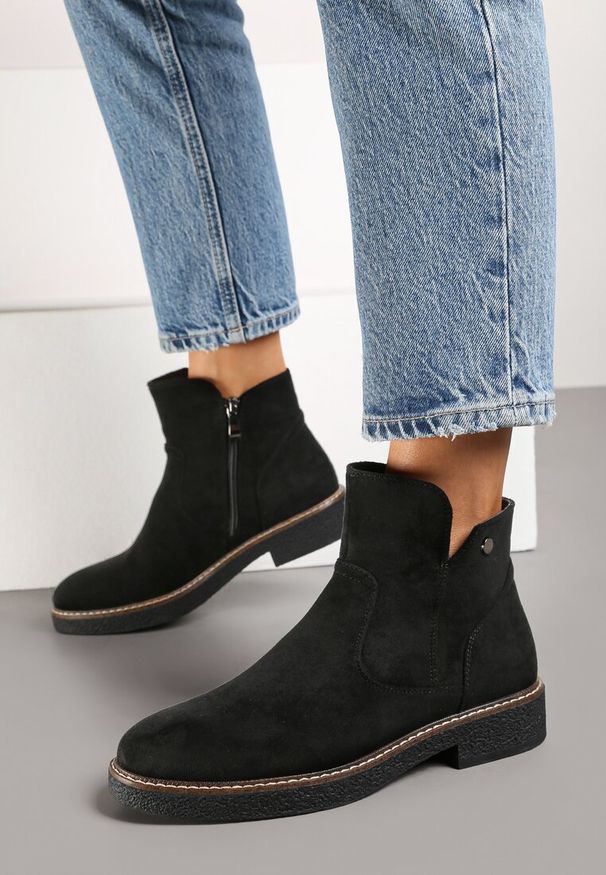 Renee - Czarne Botki na Płaskiej Podeszwie z Ozdobnymi Przeszyciami Harirae. Okazja: na co dzień. Nosek buta: okrągły. Kolor: czarny. Materiał: jeans. Obcas: na płaskiej podeszwie. Styl: klasyczny, casual, elegancki