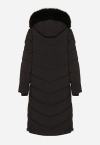 Born2be - Czarna Długa Kurtka z Pikowanymi Przeszyciami i Kapturem z Futerkiem Galella. Okazja: na co dzień. Kolor: czarny. Materiał: futro. Długość: długie. Styl: klasyczny, casual, elegancki #7