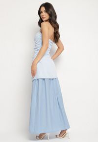 Born2be - Niebieska Koktajlowa Sukienka Typu Bandeau z Marszczeniem Izelessa. Okazja: na imprezę. Kolor: niebieski. Styl: wizytowy #7