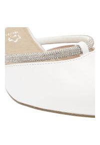 Czółenka damskie Marco Tozzi, ze skóry naturalnej na stabilnym słupku zapewniającym wygodę z paskiem wokół kostki poprawiającym dopasowanie i stabiln. Okazja: na ślub cywilny, na wesele, na imprezę. Zapięcie: pasek. Kolor: biały. Szerokość cholewki: normalna. Materiał: skóra. Sezon: lato. Obcas: na słupku. Styl: elegancki. Wysokość obcasa: średni #6