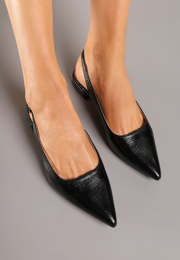 Renee - Czarne Sandały Typu Slingback ze Szpiczastym Noskiem Pilliane. Okazja: na co dzień, na imprezę. Nosek buta: szpiczasty. Zapięcie: sprzączka. Kolor: czarny. Materiał: jeans. Wzór: aplikacja. Styl: casual
