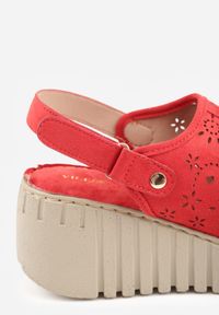 Born2be - Czerwone Sandały Vices na Koturnie z Ażurową Cholewką Sarandria. Okazja: na co dzień. Zapięcie: rzepy. Kolor: czerwony. Wzór: ażurowy. Sezon: lato. Obcas: na koturnie. Styl: elegancki, casual #9