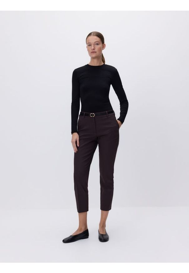 Reserved - Spodnie cygaretki z paskiem - ciemnobrązowy. Kolor: brązowy. Materiał: bawełna, tkanina