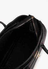 Renee - Czarna Torebka Shopper z Dwoma Rączkami Ozdobiona Paskiem z Klamrą Remisse. Kolor: czarny. Wzór: aplikacja. Styl: klasyczny, casual, elegancki. Rodzaj torebki: na ramię
