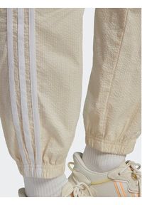 Adidas - adidas Spodnie dresowe adicolor lassics Poplin Track HL9309 Écru Regular Fit. Materiał: bawełna #5
