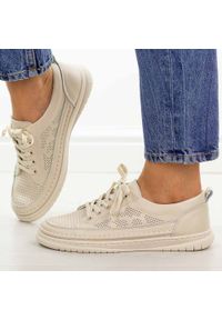 Beżowe skórzane półbuty damskie Cambell 13302. Okazja: na co dzień. Zapięcie: sznurówki. Kolor: beżowy. Materiał: skóra. Szerokość cholewki: normalna. Wzór: ażurowy. Sezon: wiosna, lato, jesień. Styl: casual, klasyczny, elegancki #1