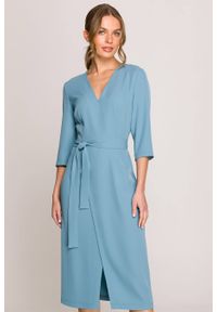 Stylove - Elegancka sukienka midi z dekoltem V i rozcięciem niebieska. Okazja: na spotkanie biznesowe. Typ kołnierza: dekolt w kształcie V, typu klepsydra. Kolekcja: dla wysokich. Kolor: różowy, niebieski, czarny. Wzór: gładki. Typ sukienki: kopertowe. Materiał: satyna, guma, tkanina, elastan. Styl: elegancki. Długość: midi