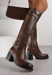 Born2be - Brązowe Kozaki na Słupku Zdobione Paskami z Klamrami i Elastyczną Wstawką Unelisa. Okazja: do pracy, na co dzień, na spotkanie biznesowe. Zapięcie: klamry. Kolor: brązowy. Materiał: jeans. Wzór: aplikacja. Obcas: na słupku. Styl: casual, elegancki, biznesowy. Wysokość obcasa: średni #4