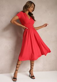Renee - Czerwona Sukienka Taliowana z Kopertowym Dekoltem o Rozkloszowanym Kroju Rimadea. Typ kołnierza: dekolt kopertowy. Kolor: czerwony. Typ sukienki: kopertowe. Styl: elegancki