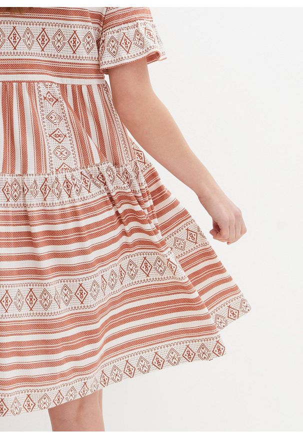 bonprix - Sukienka shirtowa z lejącego materiału z wiskozą. Kolor: biały. Materiał: wiskoza, materiał. Długość rękawa: krótki rękaw. Wzór: nadruk