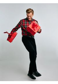 Big-Star - Koszula męska w kratę czerwona Sensitewo 603. Okazja: na co dzień. Kolor: czerwony. Materiał: tkanina, jeans. Wzór: kratka, haft, kolorowy. Styl: elegancki, casual #5