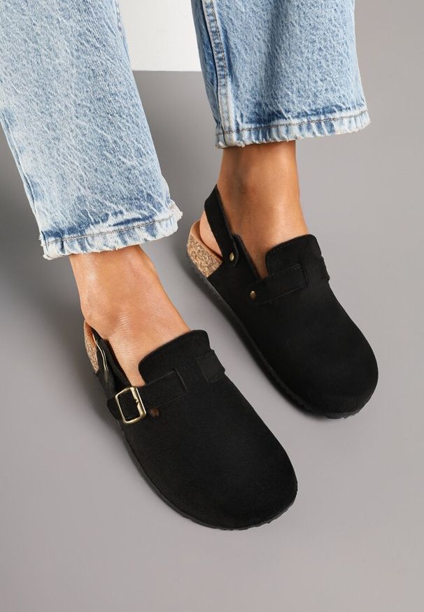 Renee - Czarne Klapki z Ekozamszu w Stylu Chodaków z Paskiem przy Pięcie Gonarith. Okazja: na co dzień. Kolor: czarny. Materiał: koronka. Wzór: aplikacja. Obcas: na płaskiej podeszwie. Styl: casual, elegancki