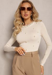 Renee - Beżowy Sweter z Prążkowanej Dzianiny w Perły i Cyrkonie Cadana. Kolor: beżowy. Materiał: dzianina, prążkowany. Sezon: jesień, zima #5