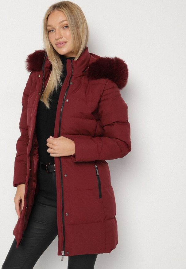 Born2be - Bordowa Zimowa Kurtka z Pikowaniem i Kapturem z Futrem Gisatte. Okazja: do pracy, na co dzień, na spotkanie biznesowe. Kolor: czerwony. Materiał: futro. Sezon: zima. Styl: casual, elegancki, biznesowy
