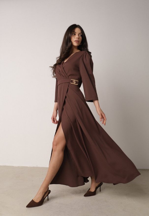 Born2be - Brązowa Kopertowa Sukienka Wieczorowa z Metaliczną Aplikacją w Talii Henalana. Okazja: na imprezę. Typ kołnierza: dekolt w serek. Kolor: brązowy. Wzór: aplikacja. Typ sukienki: kopertowe. Styl: wizytowy