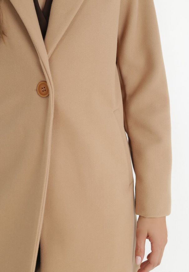 Born2be - Beżowy Płaszcz Jednorzędowy Sono. Okazja: na co dzień. Typ kołnierza: golf. Kolor: beżowy. Materiał: dzianina, jeans. Długość: do kolan. Styl: casual