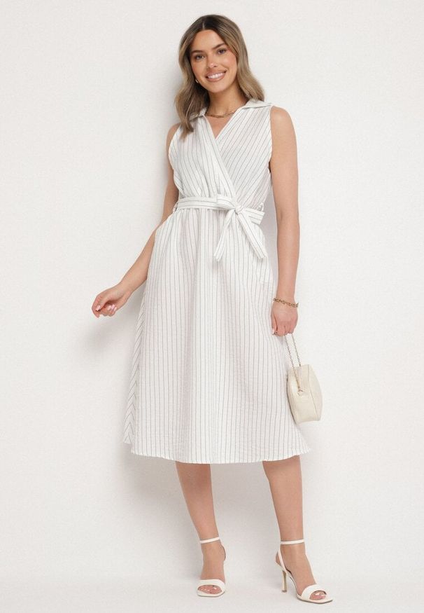 Born2be - Biała Sukienka o Koszulowym Kroju Bez Rękawów z Wiązanym Paskiem Liriora. Okazja: na co dzień. Typ kołnierza: dekolt w kształcie V. Kolor: biały. Długość rękawa: bez rękawów. Typ sukienki: koszulowe. Styl: casual, klasyczny