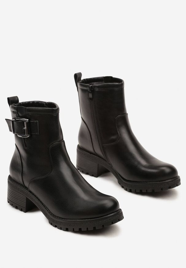 Born2be - Czarne Botki na Obcasie z Metaliczną Cholewką i Klamrą Aesaltia. Nosek buta: okrągły. Zapięcie: klamry. Kolor: czarny. Materiał: jeans. Szerokość cholewki: normalna. Obcas: na obcasie. Styl: klasyczny, rockowy. Wysokość obcasa: średni