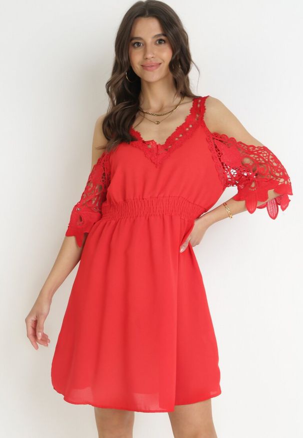Born2be - Czerwona Sukienka Mini Hiszpanka na Ramiączkach z Koronkowymi Rękawami i Gumką w Pasie Giovati. Okazja: na co dzień. Typ kołnierza: dekolt hiszpanka. Kolor: czerwony. Materiał: koronka. Długość rękawa: na ramiączkach. Styl: casual. Długość: mini