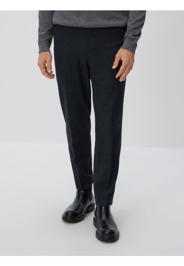 Reserved - Spodnie carrot z kantem - ciemnoszary. Kolor: szary. Materiał: tkanina, wiskoza