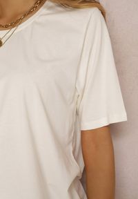 Renee - Biały T-shirt Purple. Kolekcja: plus size. Kolor: biały. Materiał: bawełna, tkanina. Długość rękawa: krótki rękaw. Długość: krótkie. Wzór: jednolity, aplikacja, gładki. Styl: klasyczny #3