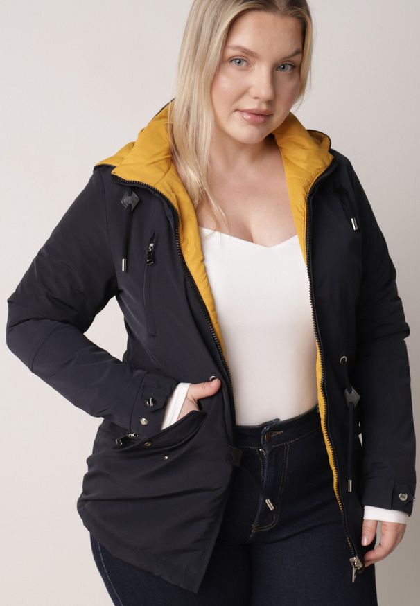Born2be - Granatowo-Żółta Przejściowa Kurtka Dwustronna o Kroju Parki z Pikowaniem Wewnątrz Zidelle. Typ kołnierza: kaptur. Kolor: niebieski. Materiał: jeans, poliester. Styl: sportowy