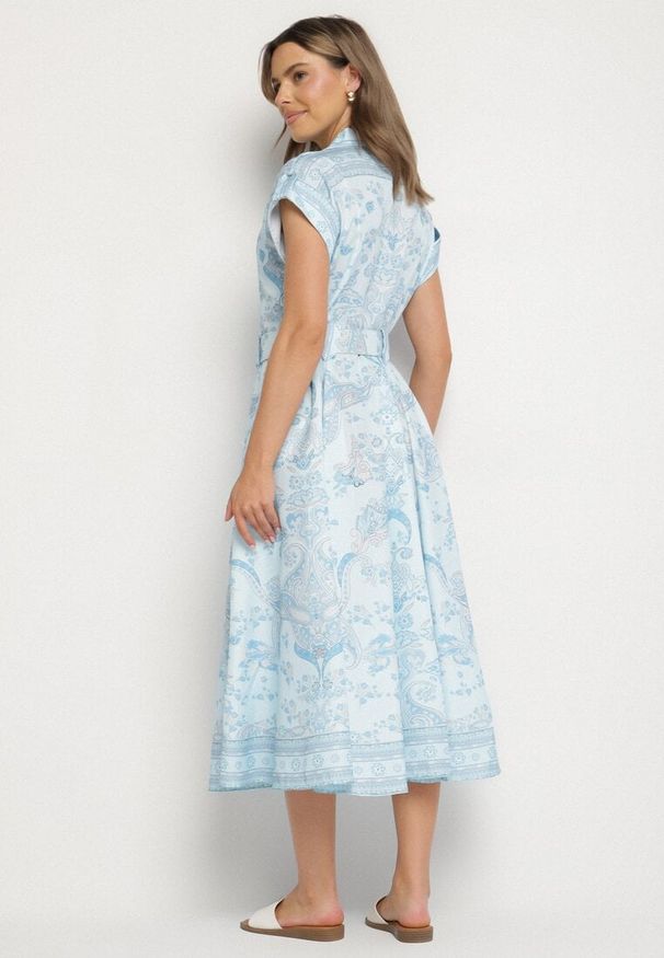 Born2be - Niebieska Rozkloszowana Sukienka Koszulowa z Lnu i Wiskozy z Paskiem Alumera. Typ kołnierza: dekolt w serek, kołnierzyk klasyczny. Kolor: niebieski. Materiał: len, wiskoza. Typ sukienki: koszulowe. Styl: klasyczny