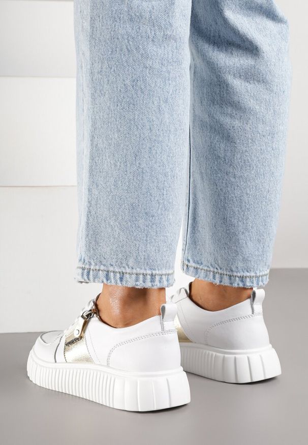 Renee - Białe Sneakersy ze Skóry Naturalnej z Metalicznym Zdobieniem Zorentee. Okazja: na co dzień, na spacer. Kolor: biały. Materiał: skóra. Wzór: aplikacja. Sport: turystyka piesza