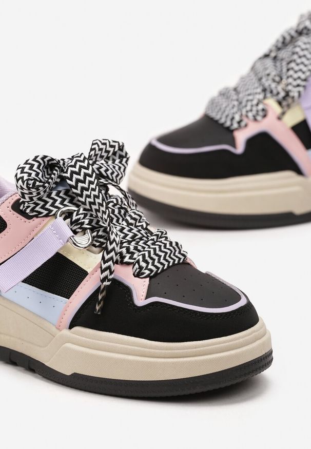 Renee - Czarne Sneakersy na Płaskiej Podeszwie z Grubymi Sznurówkami i Przeszyciami Joliat. Kolor: czarny. Materiał: jeans. Obcas: na płaskiej podeszwie