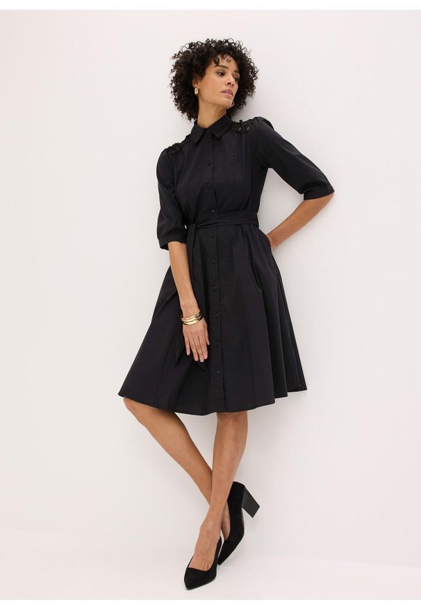 bonprix - Szmizjerka z koronką i wiązanym paskiem. Kolor: czarny. Materiał: koronka. Wzór: koronka. Typ sukienki: szmizjerki, koszulowe. Styl: elegancki