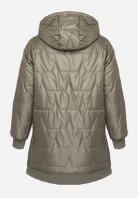 Born2be - Zielona Kurtka z Pikowanymi Przeszyciami i Kapturem Zarimelia. Okazja: na co dzień. Kolekcja: plus size. Kolor: zielony. Materiał: jeans. Styl: klasyczny, sportowy, casual, elegancki #3
