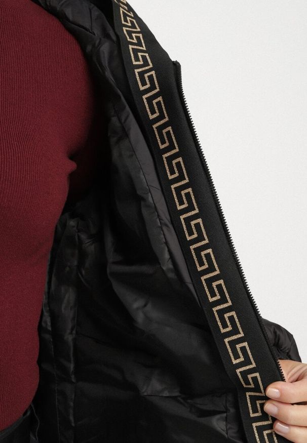 Born2be - Czarna Pikowana Kurtka z Kapturem i Ściągaczami w Talii Tiobelle. Okazja: na spacer. Typ kołnierza: kaptur. Kolor: czarny. Materiał: poliester, jeans, skóra. Styl: sportowy, klasyczny