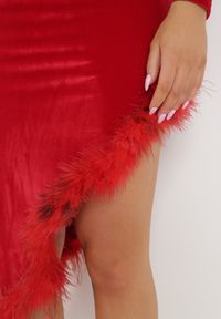 Born2be - Czerwona Asymetryczna Sukienka Welurowa z Piórkami Ganzoria. Kolor: czerwony. Materiał: welur. Wzór: aplikacja. Typ sukienki: asymetryczne. Długość: midi #4