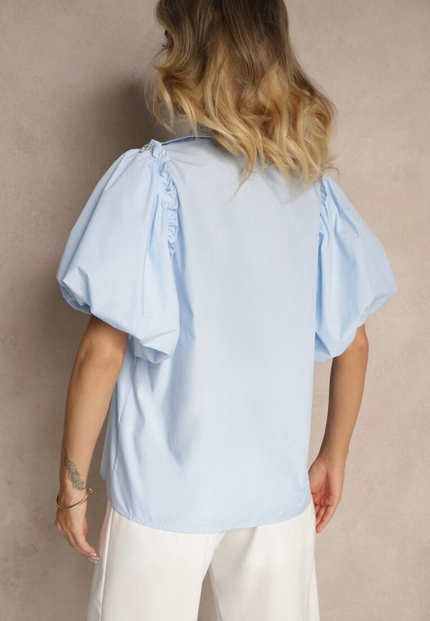 Renee - Jasnoniebieska Koszula Klymamene. Typ kołnierza: kolnierz wykładany. Kolor: niebieski. Materiał: tkanina, materiał, jeans. Długość: krótkie. Wzór: gładki, jednolity