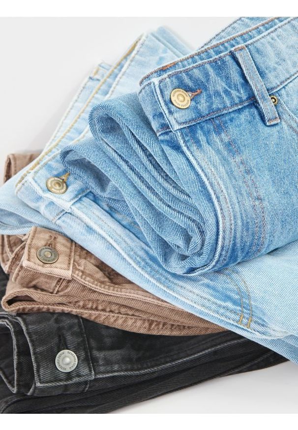 Reserved - Jeansy loose z efektem sprania - brązowy. Kolor: brązowy