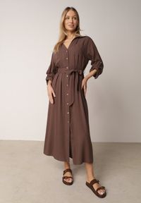 Born2be - Brązowa Bawełniana Sukienka Koszulowa z Paskiem i Regulowanymi Rękawami Sadevia. Okazja: do pracy, na co dzień, na spotkanie biznesowe, na spacer. Kolor: brązowy. Materiał: bawełna. Typ sukienki: koszulowe. Styl: elegancki, biznesowy, klasyczny, casual. Długość: midi #5