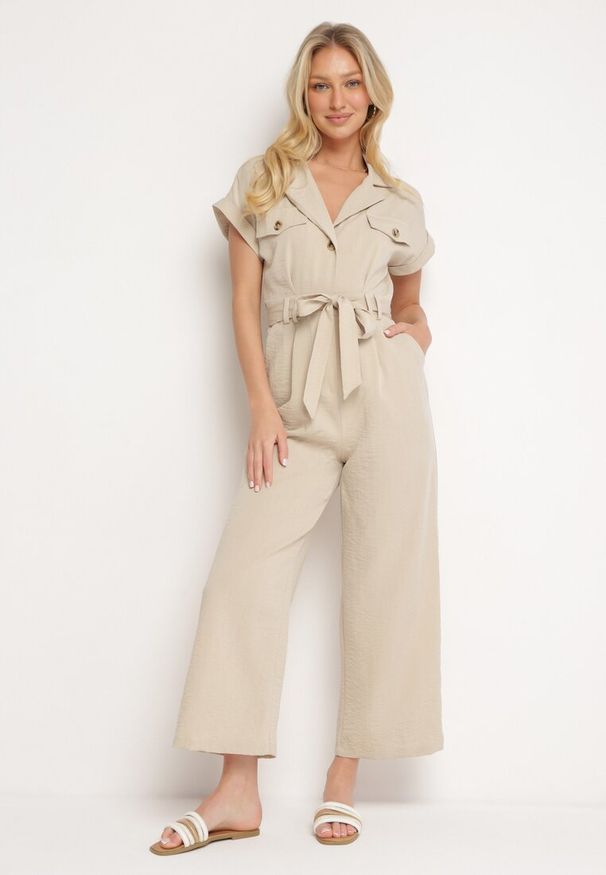 Born2be - Beżowy Kombinezon z Krótkim Rękawem i Szerokimi Nogawkami z Materiałowym Paskiem Floeria. Okazja: na co dzień. Kolor: beżowy. Materiał: materiał. Długość rękawa: krótki rękaw. Długość: krótkie. Styl: wizytowy, casual, elegancki